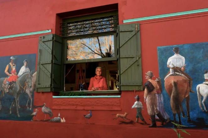 L'artiste peintre française Léo Arti pose près de l'une de ses peintures murales, à 25 de Agosto, village du centre de l'Uruguay, le 12 juin 2017