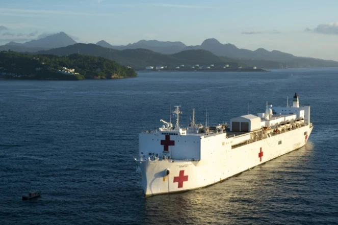 Le USNS Comfort T-AH 20) au large de Saint Lucia, le 25 septembre 2019