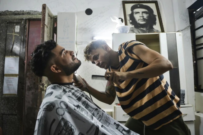Un barbier taille la barbe d'un client à La Havane, le 7 août 2019