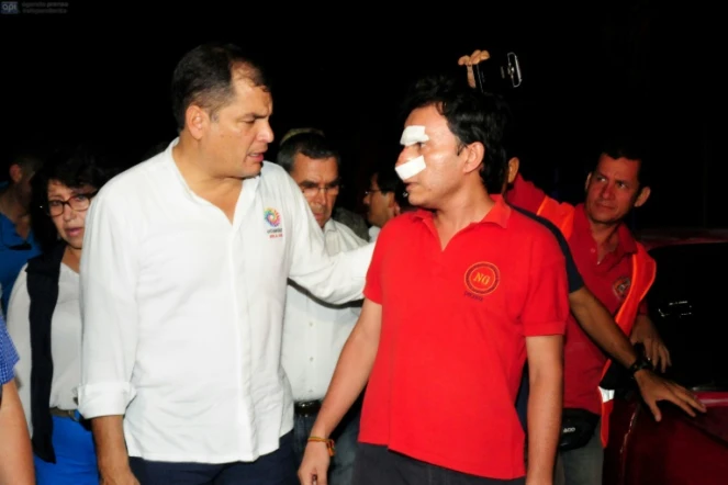 Le président d'Equateur Rafael Correa (G) s'adresse à un  compatriote blessé dans le tremblement de terre dans la ville de Manta, le 17 avril 2016