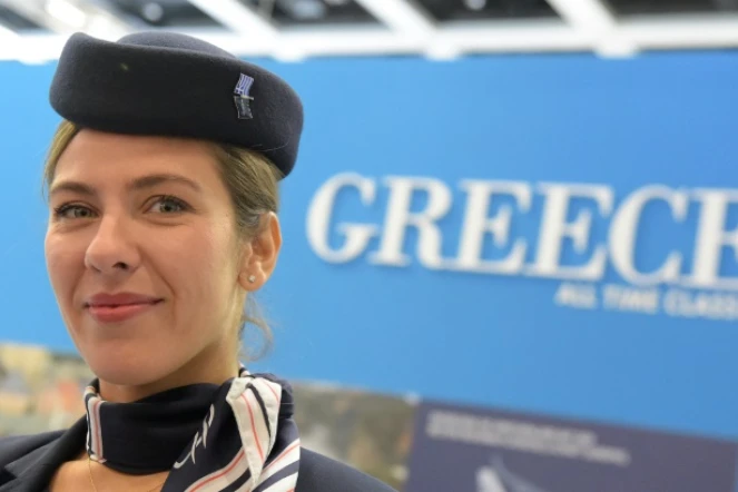 Une hôtesse promeut les charmes touristiques de la Grèce, le 9 mars 2016, au Salon international du tourisme de Berlin