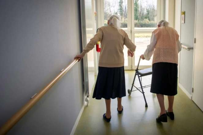 Le gouvernement va débloquer en 2022 "plus de 400 millions d'euros" de financements nouveaux pour l'aide aux personnes âgées