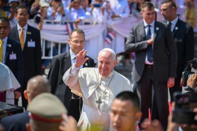 Le pape François salue la foule, le 22 novembre 2019 à Bangkok