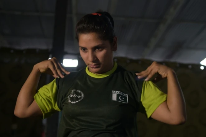 Sonia, une chrétienne pakistanaise championne de powerlifting s'entraîne à Lahore, au Pakistan, le 26 mai 2016