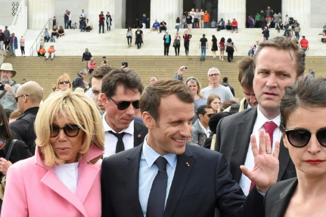 Emmanuel Macron et son épouse Brigitte après leur visite du Lincoln Memorial, à Washington le 23 avril 2018