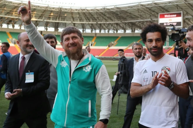 La star de Liverpool et de l'Egypte Mohamed Salah avec le controversé leader tchétchène Ramzan Kadyrov le 10 juin 2018 à Grozny 