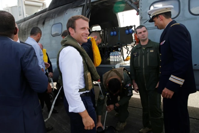 Emmanuel Macron sur le tarmac de l'aéroport de Pointe-a-Pitre avant d'embarquer dans l'hélicoptère qui doit le mener sur les iles de Saint-Barthélemy et Saint-Martin, le 12 septembre 2017.