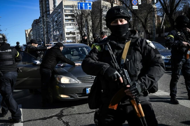Des policiers ukrainiens contrôlent des automobilistes qui paraissent suspects dans les rues de Kiev, le 28 février 2022