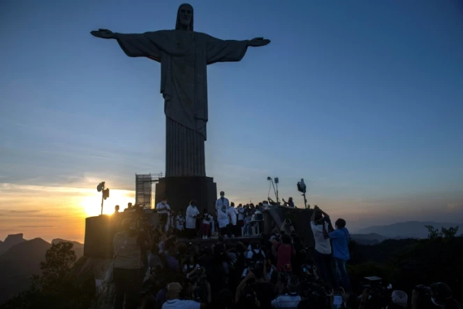 Premières injections du vaccin contre le Covid-19 au Brésil, devant la statue du Christ Rédempteur qui domine Rio de Janeiro, le 18 janvier 2021 