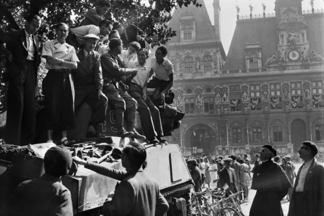 La foule accueille les troupes alliées devant l'hôtel de ville de Paris le 25 août 1944