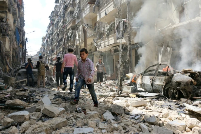 Scène de destructions après un raid aérien dans le quartier al-Kalasa à Alep, le 28 avril 2016