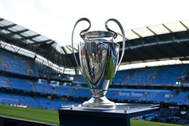 Le trophée de la Ligue des champions, exposé avant la demi-finale aller de Ligue des champions entre Manchester City et le Real Madrid, le 26 avril 2022 à Manchester