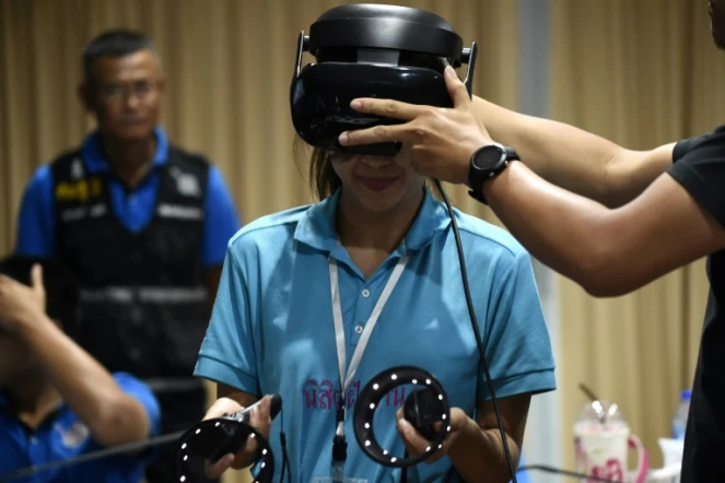Une experte de la police scientifique est formée, grâce à la réalité virtuelle, à la gestion des catastrophes, le 26 février 2019 à Chon Buri, en Thaïlande