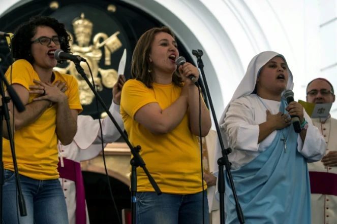 Soeur Maria Valentina de los Angeles (d) chante avec des membres de la Fraternité des musiciens catholiques unis (MCU), lors d'un concert à Cali, le 2 septembre 2017 en Colombie