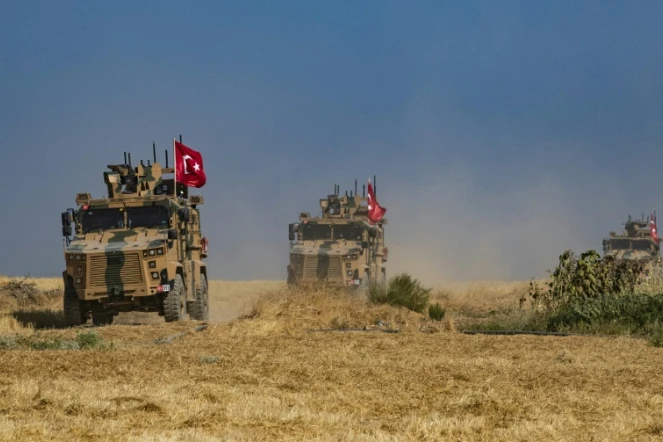 Photo d'archives montrant des véhicules de l'armée turque participant à une patrouille conjointe turco-américaine près de Tal Abyad, à la frontière entre la Syrie et la Turquie, le 4 octobre 2019
