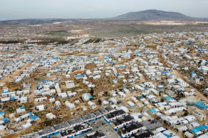 Vue aérienne du camp de déplacés syriens à Dayr Hassan, le 5 mars 2020 dans la proince d'Idleb
