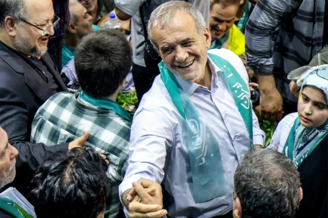 Massoud Pezeshkian, candidat réformateur à la présidentielle iranienne, salue ses partisans lors d'un meeting de campagne au stade Afrasiabi à Téhéran, le 23 juin 2024