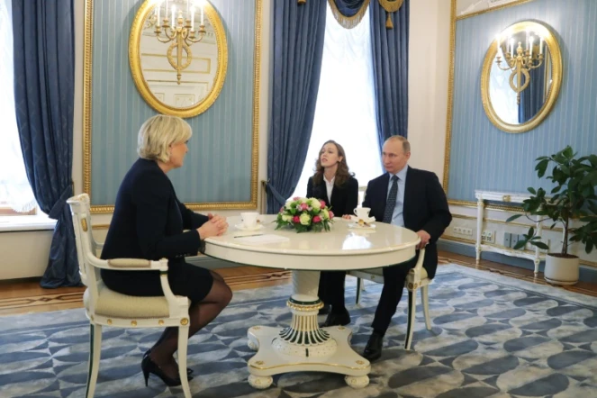 Le président russe, Vladimir Poutine, et la candidate à l'élection présidentielle française pour le Front national (FN), Marine Le Pen, au Kremlin à Moscou le 24 mars 2017