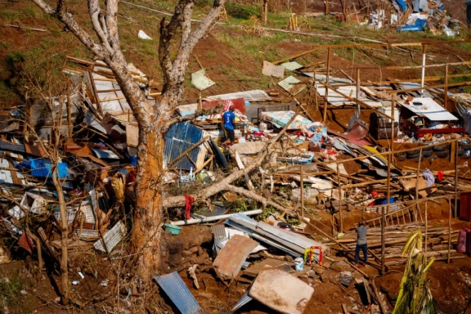 Des habitants tentent de reconstruire une maison à Mamoudzou après le passage du cyclone Chido à Mayotte, le 18 décembre 2024