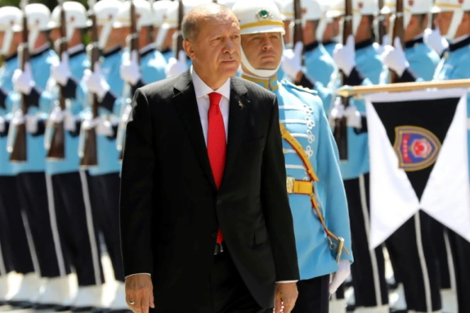 Le président turc Recep Tayyip Erdogan passe en revue la garde d'honneur à son arrivée au Parlement, le 7 juillet 2018 à Ankara