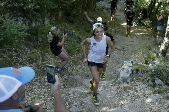 La traileuse Anne-Lise Rousset lors de son passage au col de Bavella, le 13 juin 2022 près de Zonsa, a pulvérisé, en 35 heures et 50 mn, le record féminin du mythique GR 20 en Corse sur 170 km et 13.000 m de dénivelé positif