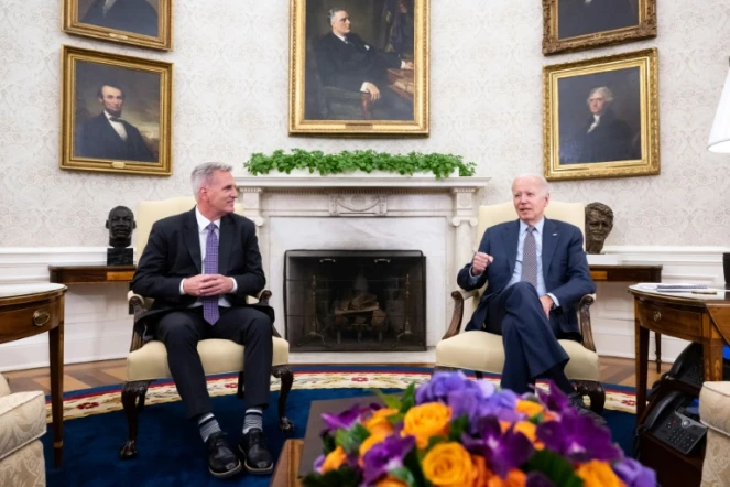 Le président Joe Biden et le chef de l'opposition Kevin McCarthy en amont d'une réunion en tête-à-tête dans le Bureau ovale de la Maison Blanche, le 22 mai 2023