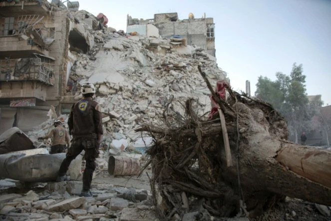 Un secouriste civil au milieu des décombres le 17 octobre 2016 à Alep