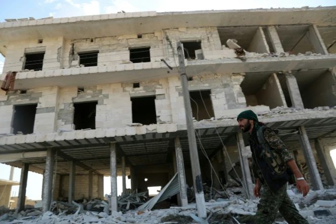 Immeuble dévasté à Minbej, le 23 juin 2016 où la bataille fait rage pour le contrôle de cette ville syrienne