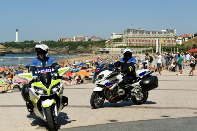 Des motards de la police patrouillent le long de la Grande Plage de Biarritz, le 22 août 2019 avant le sommet du G7