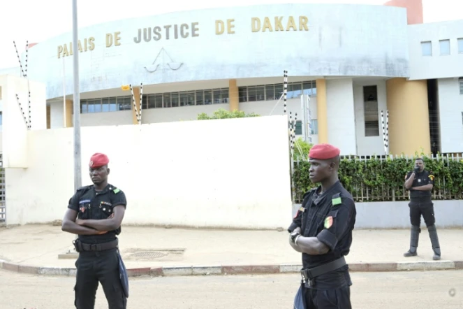 Des policiers sénégalais montent la garde devant le palais de justice, où l'opposant Ousmane Sonko a été entendu par le doyen des juges, à Dakar le 31 juillet 2023