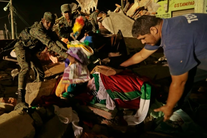 Des sauveteurs au milieu des décombres le 18 avril 2016 à Portoviejo 