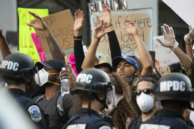 Face-à-face entre policiers et manifestants à Washington, le 31 mai 2020