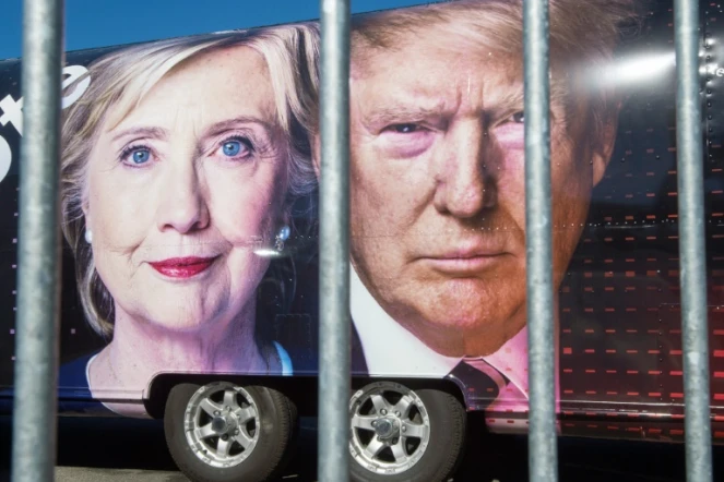 Des portraits des candidats à la Maison Blanche sur un véhicule de la chaîne CNN, le 24 septembre 2016 à Hempstead, dans l'Etat de New York