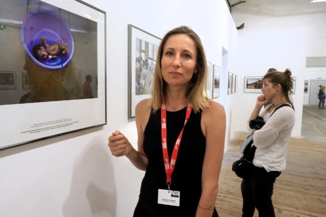 La photographe française Véronique de Viguerie, couronnée pour sa couverture de la guerre au Yémen du prix le plus prestigieux du festival international de photojournalisme, Visa pour l'image, le 6 septembre 2018 à Perpignan
