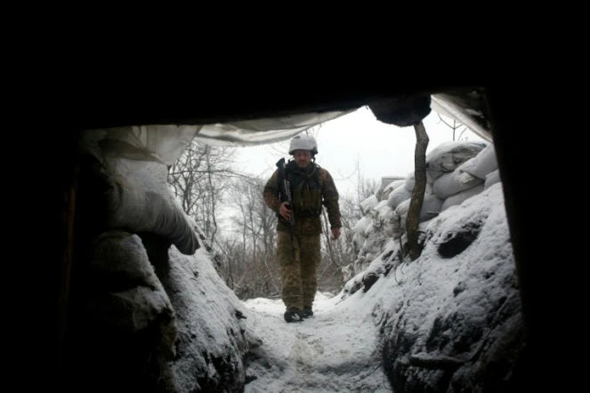Un soldat ukrainien dans une tranchée couverte de neige à la frontière de la région séparatiste de Lugansk près du village de Zolote, le 21 janvier 2022