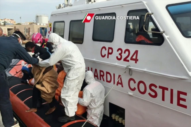 Photographie publiée le 30 avril 2016 par les gardes-côtes italiens montrant des migrants débarquant au port de Lampedusa après une opération de sauvetage, au large de la Libye