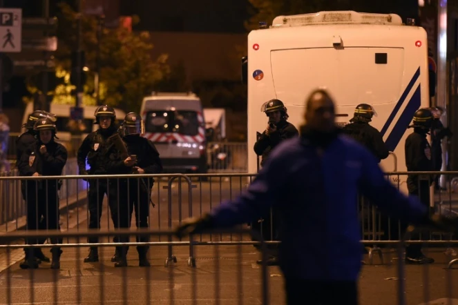 Les forces de l'ordre aux abords du Stade de France, à Saint-Denis, après les attaques de Paris, le 13 novembre 2015