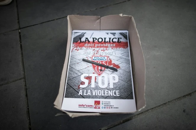 Des affiches d'"Info'com-CGT" dans un carton place de la République le 19 avril 2016 à Paris