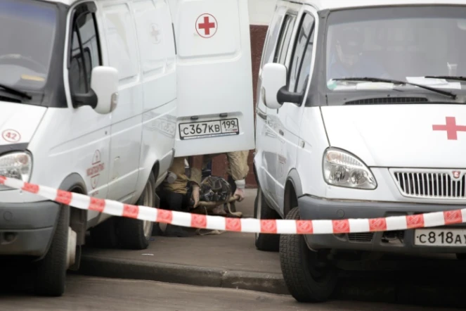 Des secouristes transportent un corps dans une ambulance à Moscou le 29 mars 2010