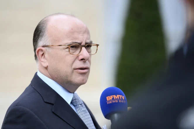 Le ministre de l'Intérieur Bernard à la sortie du conseil des ministres le 18 mai 2016 à Paris