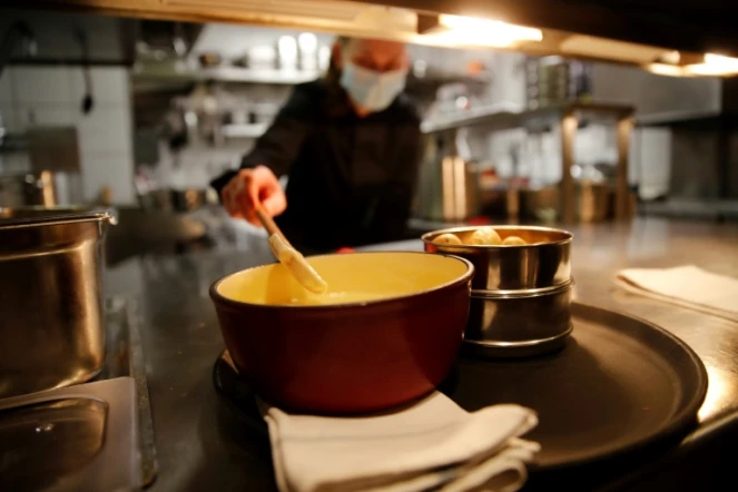 Une fondue en préparation au restaurant Marzilibruecke de Berne, le 16 novembre 2020