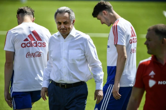 L'ex-ministre russe des Sports Vitali Moutko (c) en visite à l'entraînement de l'équipe nationale, le 17 juin 2018 à Moscou