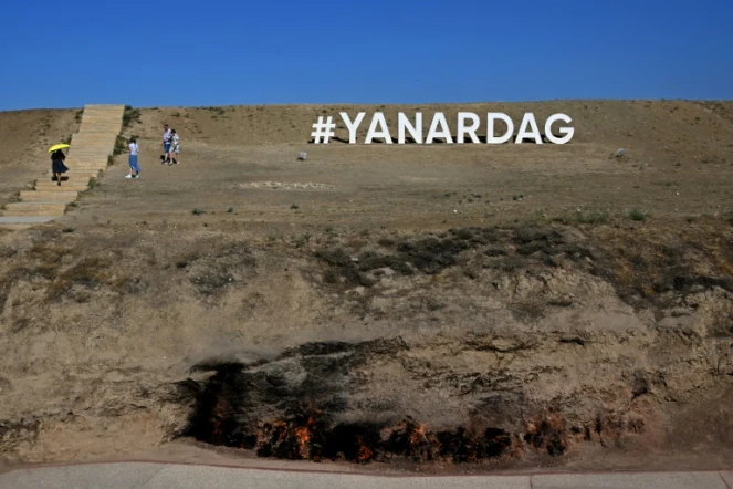 Des visiteurs à Yanardag, "la montagne brûlante", où un gaz naturel brûle continuellement, sur une colline de la péninsule d'Absheron, près de Bakou, le 22 juillet 2024 en Azerbaïdjan 