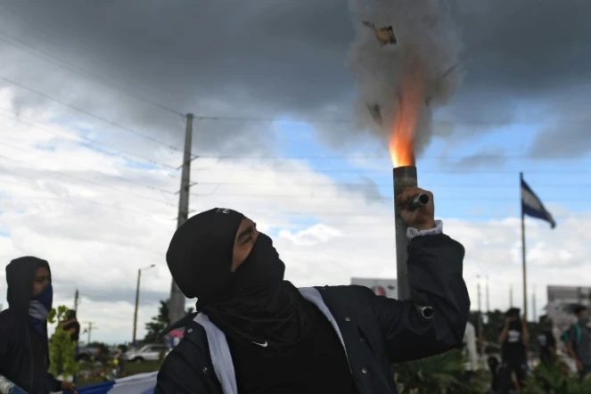 Un homme allume un mortier artisanal lors d'une manifestation à Managua au Nicaragua, le 4 juillet 2018