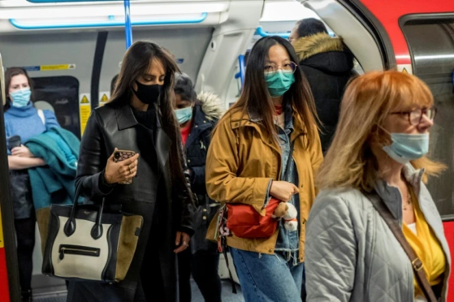 Des passagers dans le métro à Londres, le 16 octobre 2020