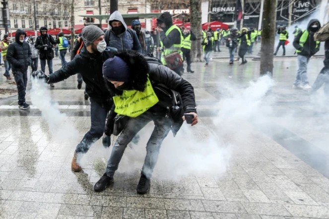 Heurts entre des "gilets jaunes" et les forces de l'ordre sur les Champs-Elysées à Paris, le 15 décembre 2018