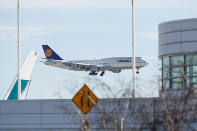Un Boeing de la compagnie Lufthansa atterrit à Chicago le 13 mars 2020