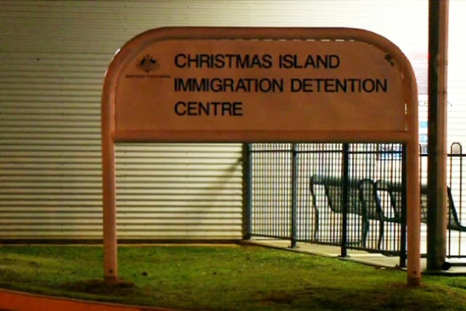 Photographie de l'entrée du camp de rétention situé sur l'île Christmas, dans l'Océan Indien, en 2013,  fournie par le ministère australien de l'immigration