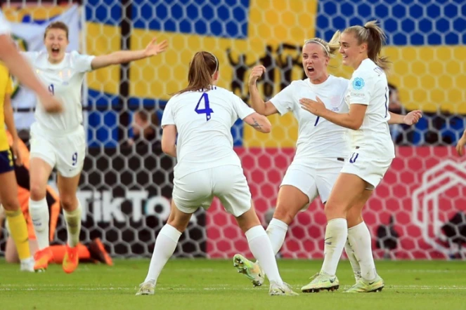 La joie de l'attaquante anglaise Beth Mead (c), félicitée par ses coéquipières, après avoir ouvert le score face à la Suède, lors de leur demi-finale de l'Euro, le 26 juillet 2022 à Sheffield