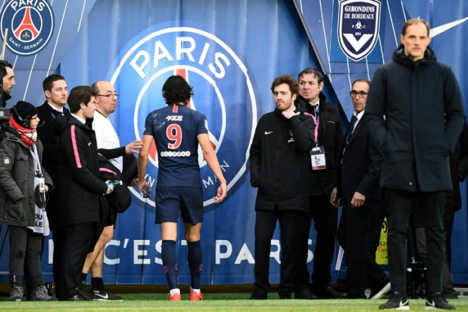 L'attaquant du PSG Edinson Cavani quitte la pelouse, blessé, lors du match contre Bordeaux, le 9 février 2019 au Parc des Princes